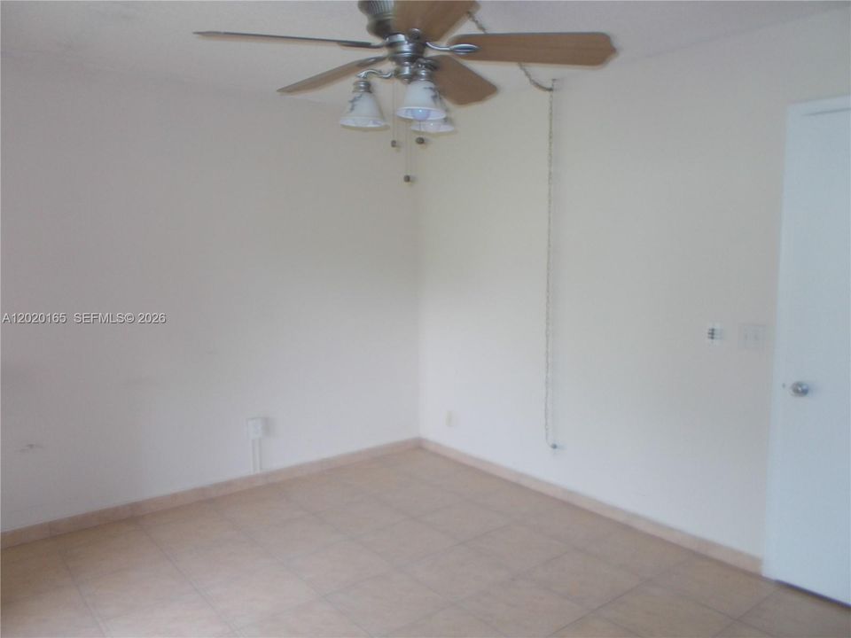 For Sale: $129,229 (1 beds, 1 baths, 685 Square Feet)