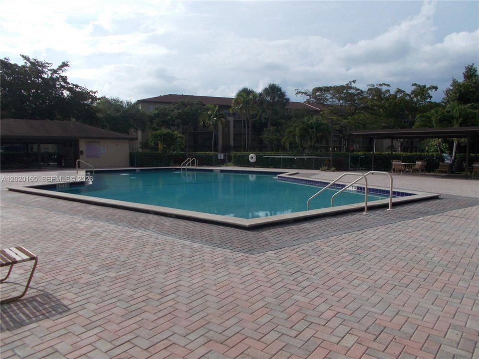 For Sale: $129,229 (1 beds, 1 baths, 685 Square Feet)