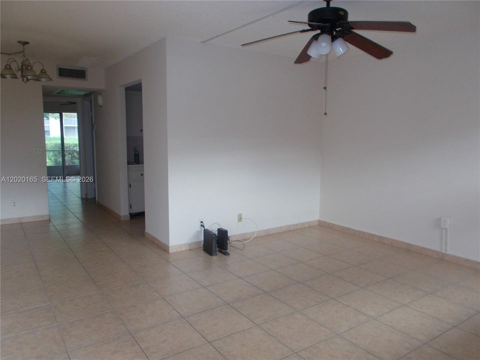 For Sale: $129,229 (1 beds, 1 baths, 685 Square Feet)