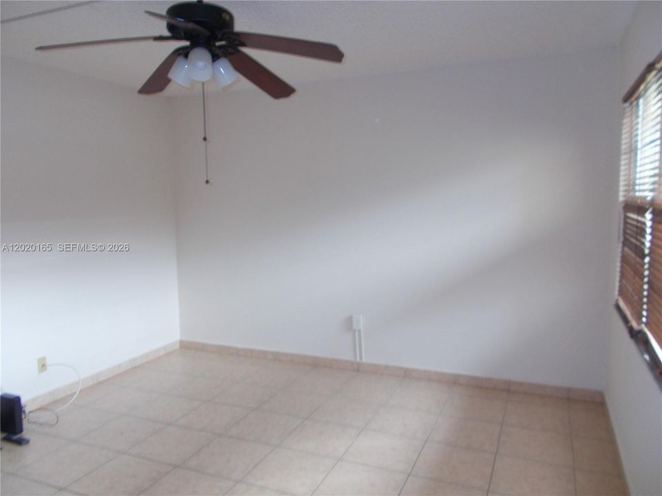 For Sale: $129,229 (1 beds, 1 baths, 685 Square Feet)