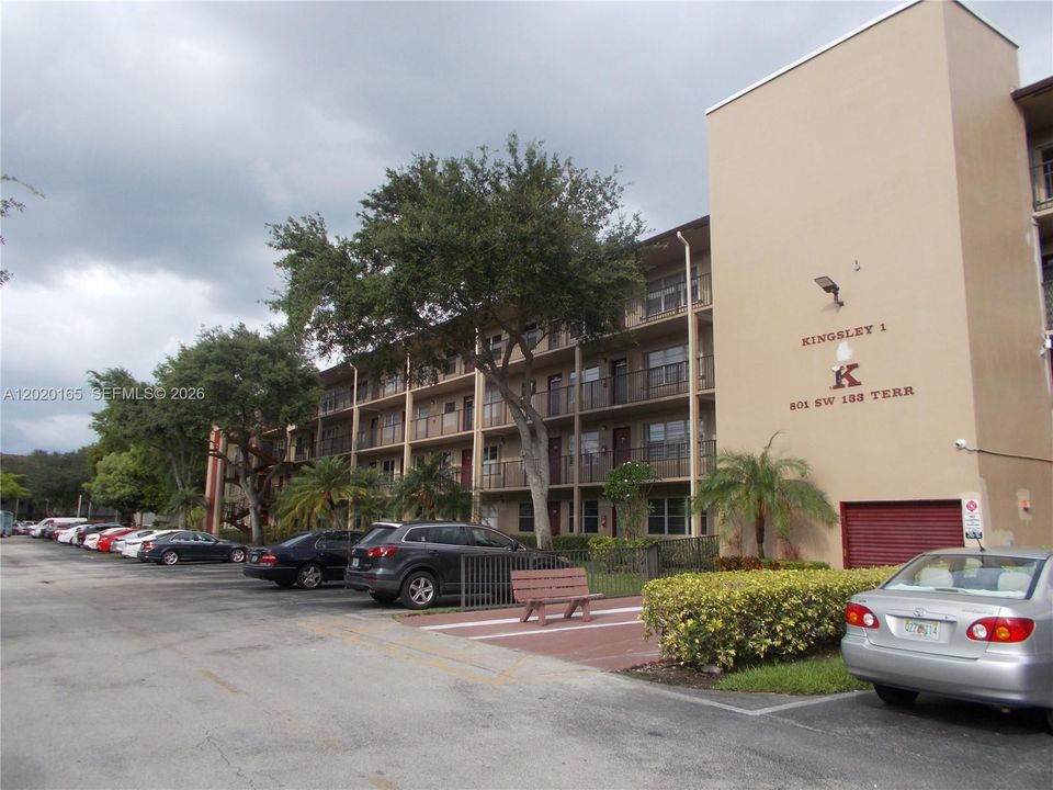 For Sale: $129,229 (1 beds, 1 baths, 685 Square Feet)