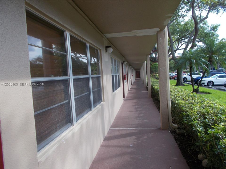 For Sale: $129,229 (1 beds, 1 baths, 685 Square Feet)