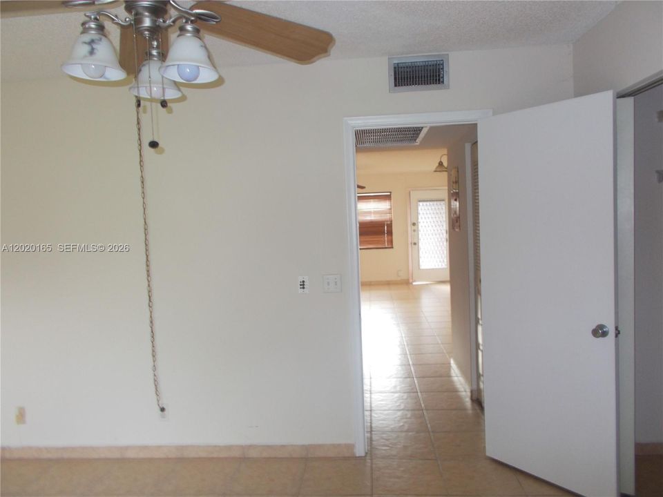 For Sale: $129,229 (1 beds, 1 baths, 685 Square Feet)