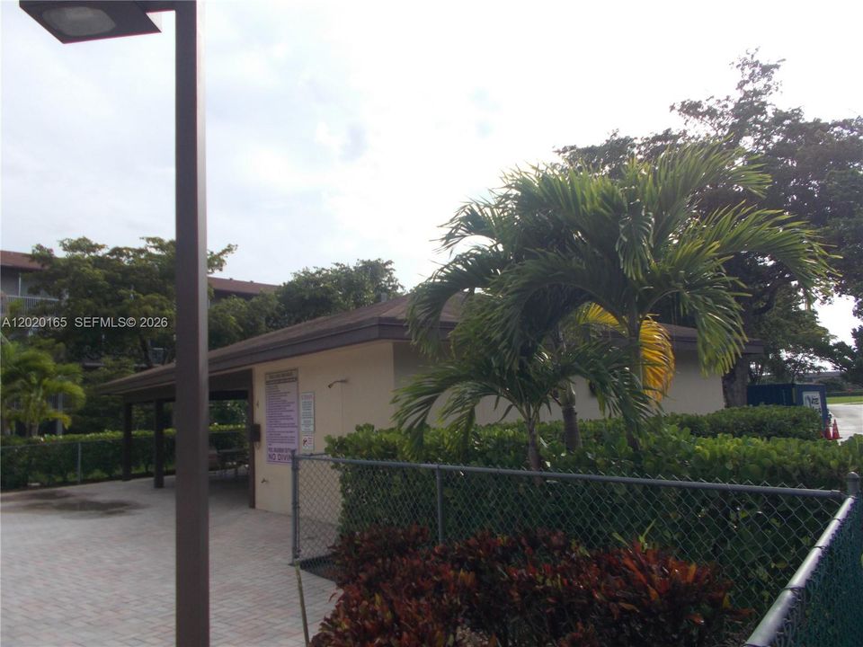 For Sale: $129,229 (1 beds, 1 baths, 685 Square Feet)