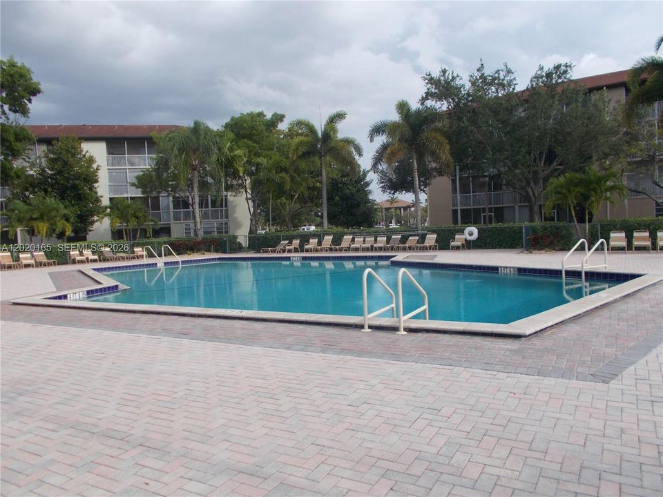 For Sale: $129,229 (1 beds, 1 baths, 685 Square Feet)