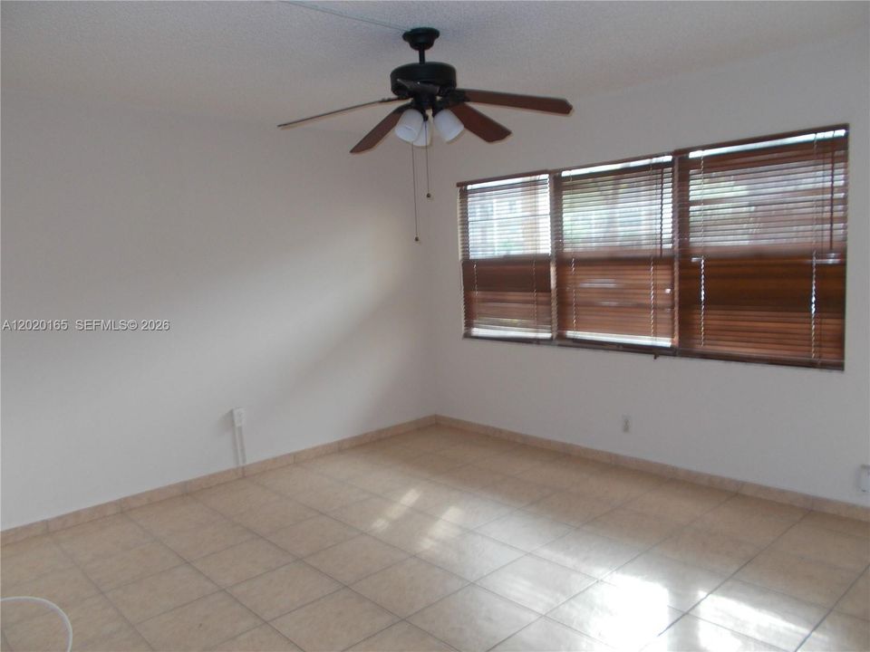 For Sale: $129,229 (1 beds, 1 baths, 685 Square Feet)