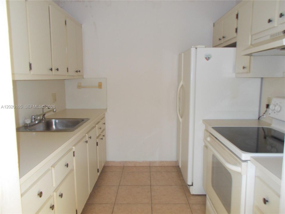 For Sale: $129,229 (1 beds, 1 baths, 685 Square Feet)