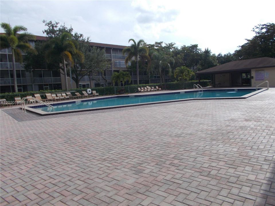 For Sale: $129,229 (1 beds, 1 baths, 685 Square Feet)