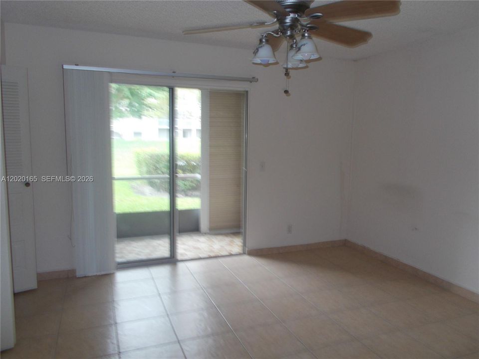 For Sale: $129,229 (1 beds, 1 baths, 685 Square Feet)