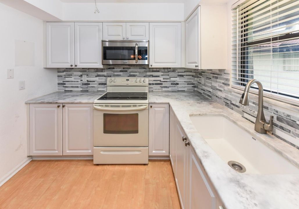 390 SW South River Dr Apt 202-large-036-