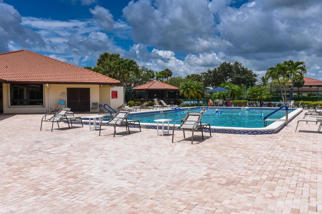 390 SW South River Dr Apt 202-large-011-