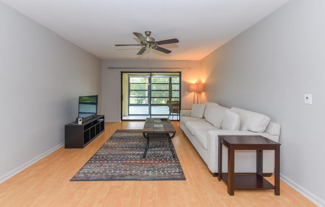 390 SW South River Dr Apt 202-large-024-