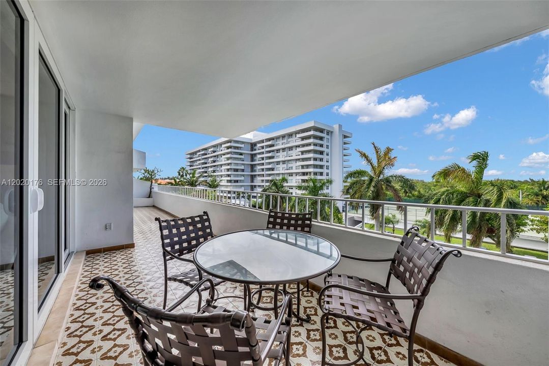 For Sale: $1,150,000 (2 beds, 2 baths, 1260 Square Feet)