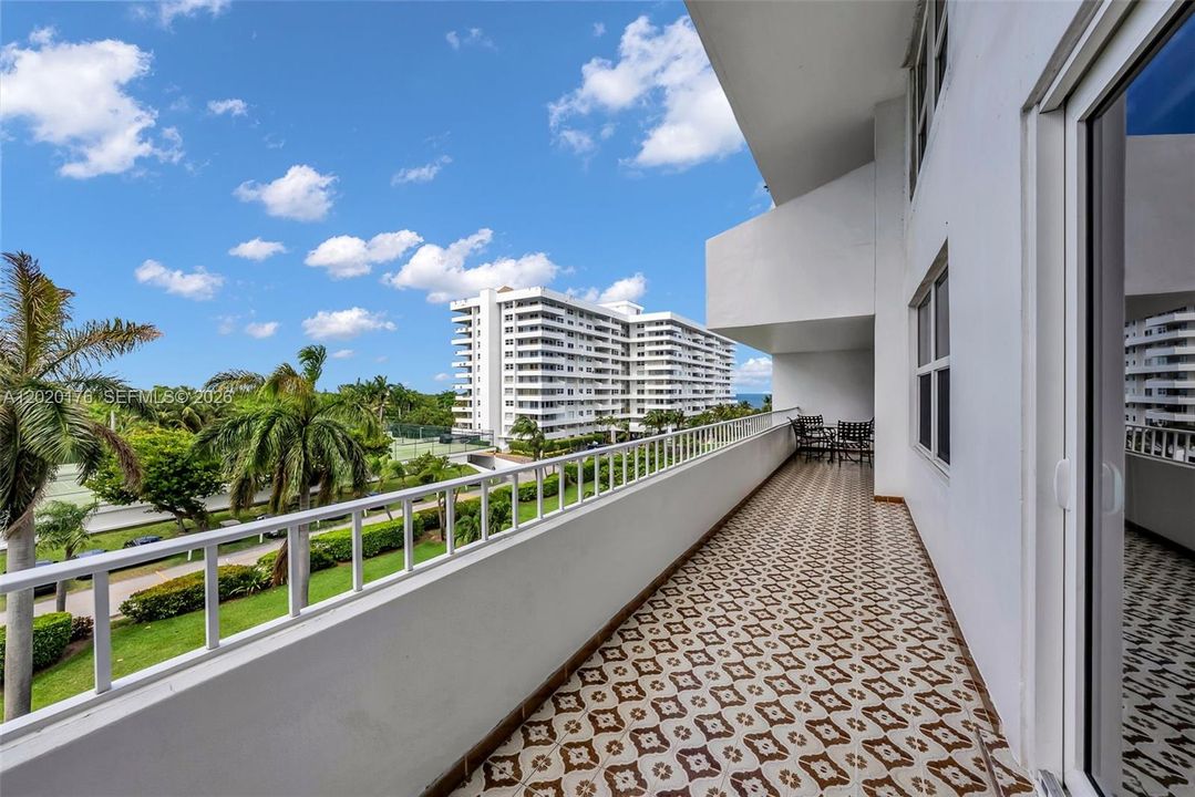 For Sale: $1,150,000 (2 beds, 2 baths, 1260 Square Feet)