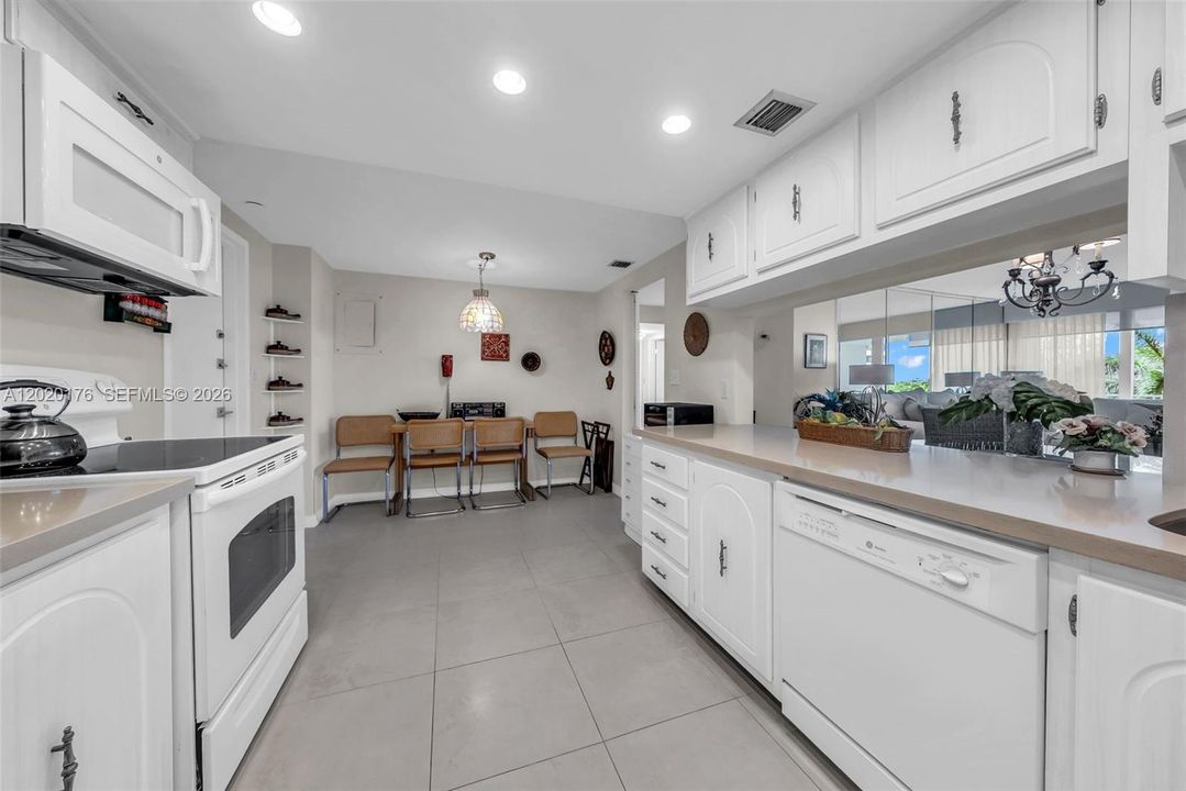 For Sale: $1,150,000 (2 beds, 2 baths, 1260 Square Feet)