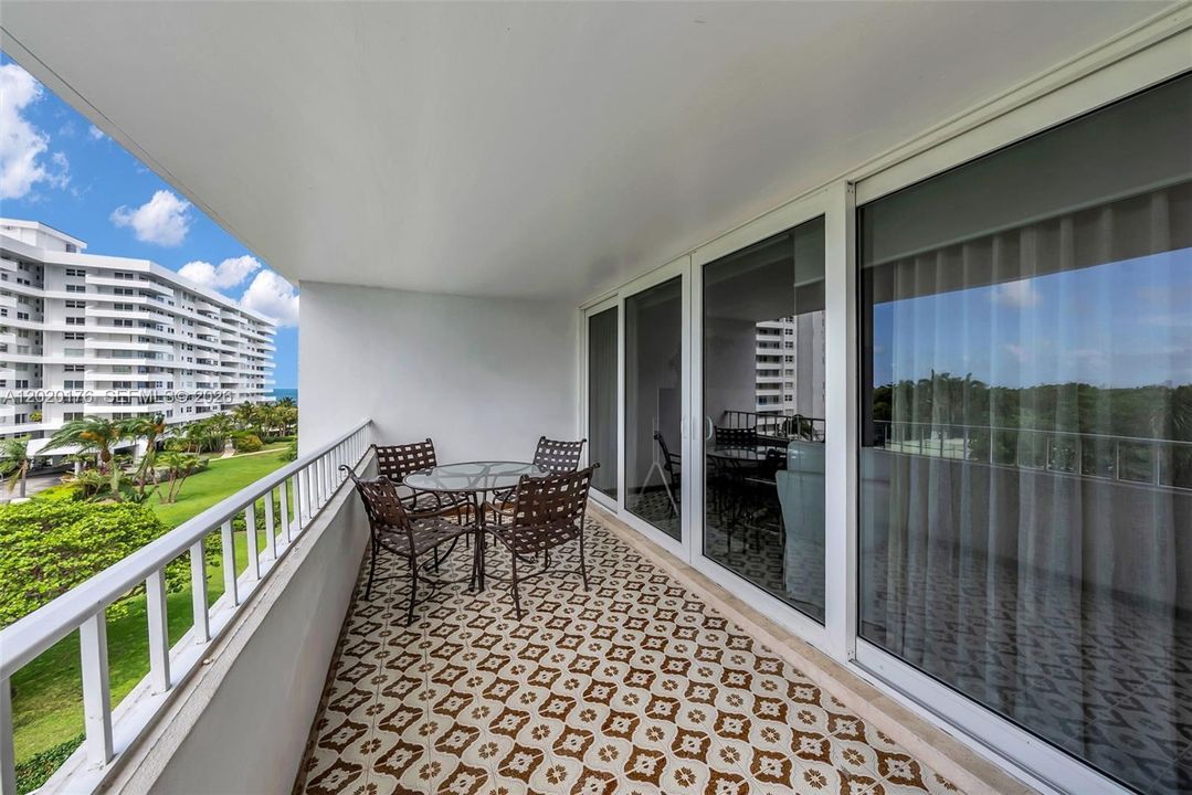 For Sale: $1,150,000 (2 beds, 2 baths, 1260 Square Feet)