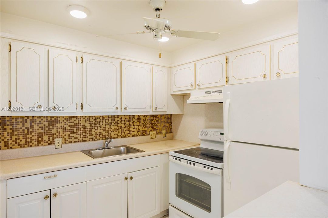 For Sale: $94,900 (1 beds, 1 baths, 720 Square Feet)