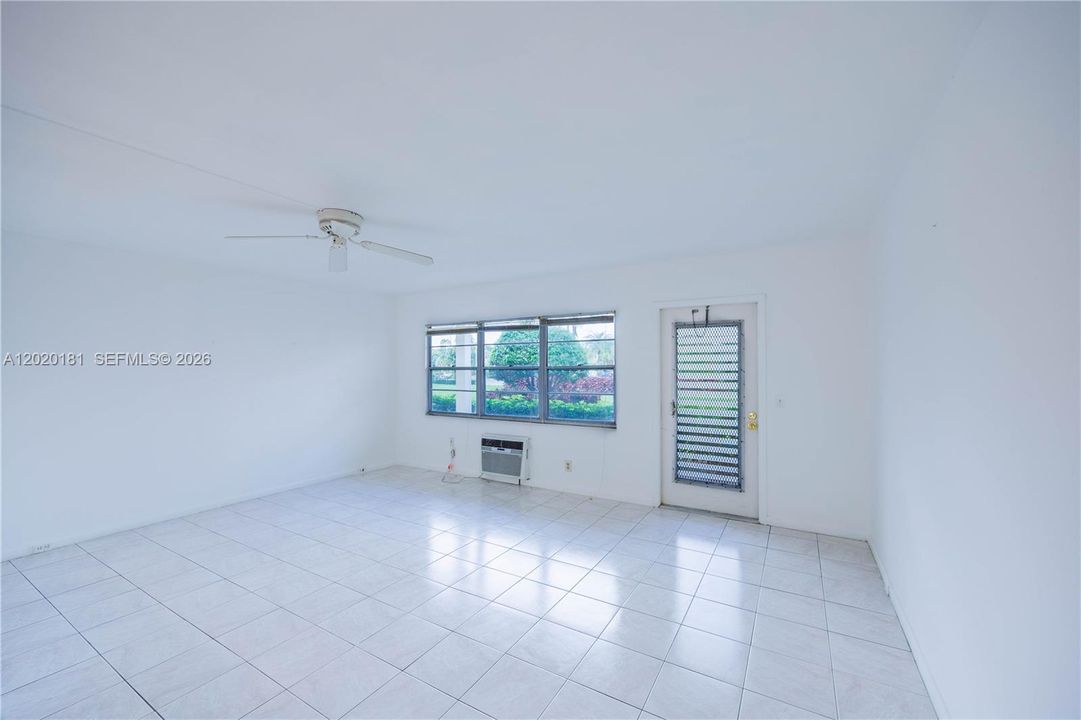 For Sale: $94,900 (1 beds, 1 baths, 720 Square Feet)