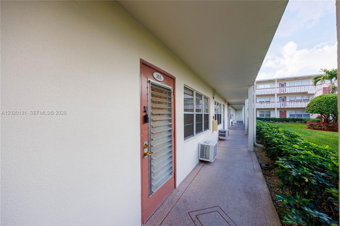 For Sale: $94,900 (1 beds, 1 baths, 720 Square Feet)