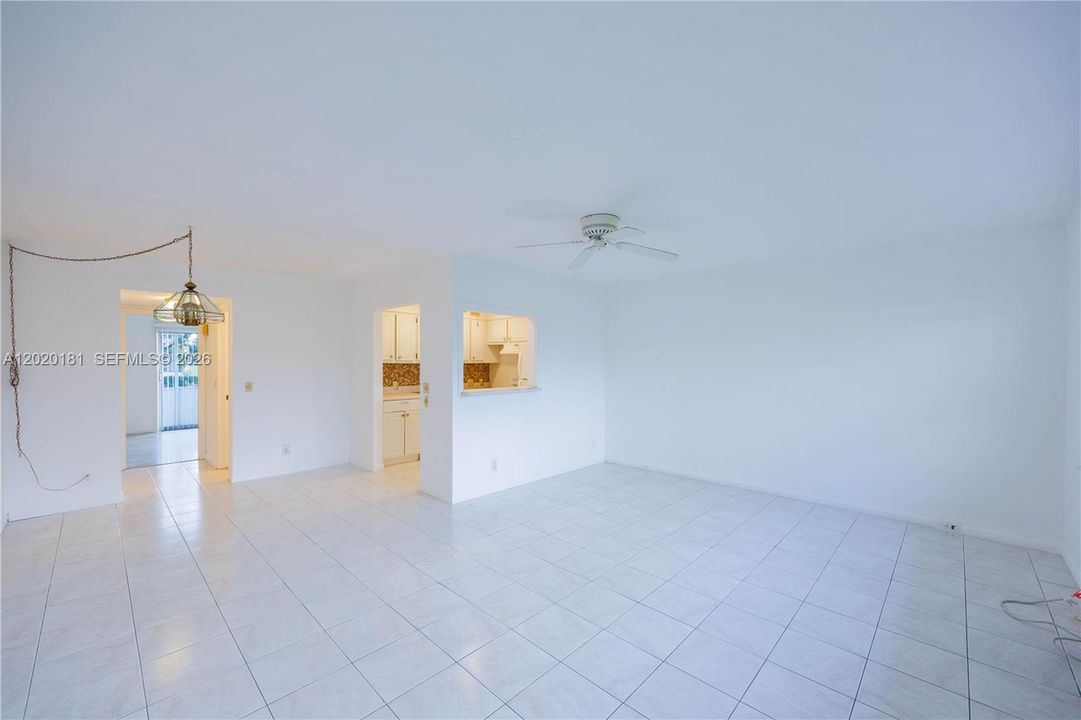 For Sale: $94,900 (1 beds, 1 baths, 720 Square Feet)