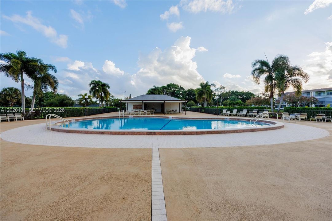 For Sale: $94,900 (1 beds, 1 baths, 720 Square Feet)