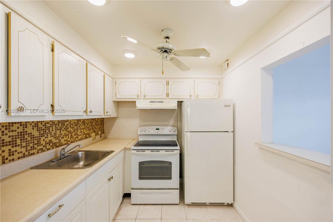 For Sale: $94,900 (1 beds, 1 baths, 720 Square Feet)