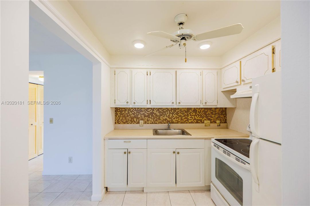 For Sale: $94,900 (1 beds, 1 baths, 720 Square Feet)