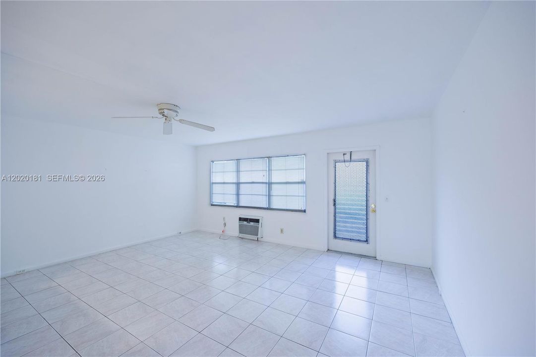 For Sale: $94,900 (1 beds, 1 baths, 720 Square Feet)