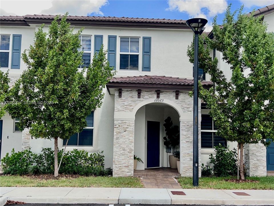 For Rent: $3,300 (3 beds, 2 baths, 1612 Square Feet)