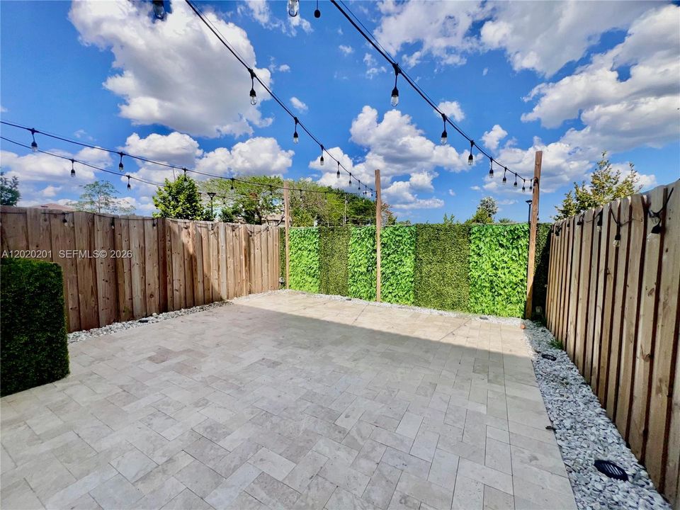 For Rent: $3,300 (3 beds, 2 baths, 1612 Square Feet)
