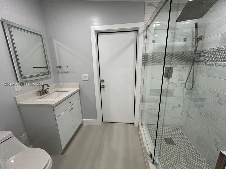 Active With Contract: $2,200 (1 beds, 2 baths, 724 Square Feet)