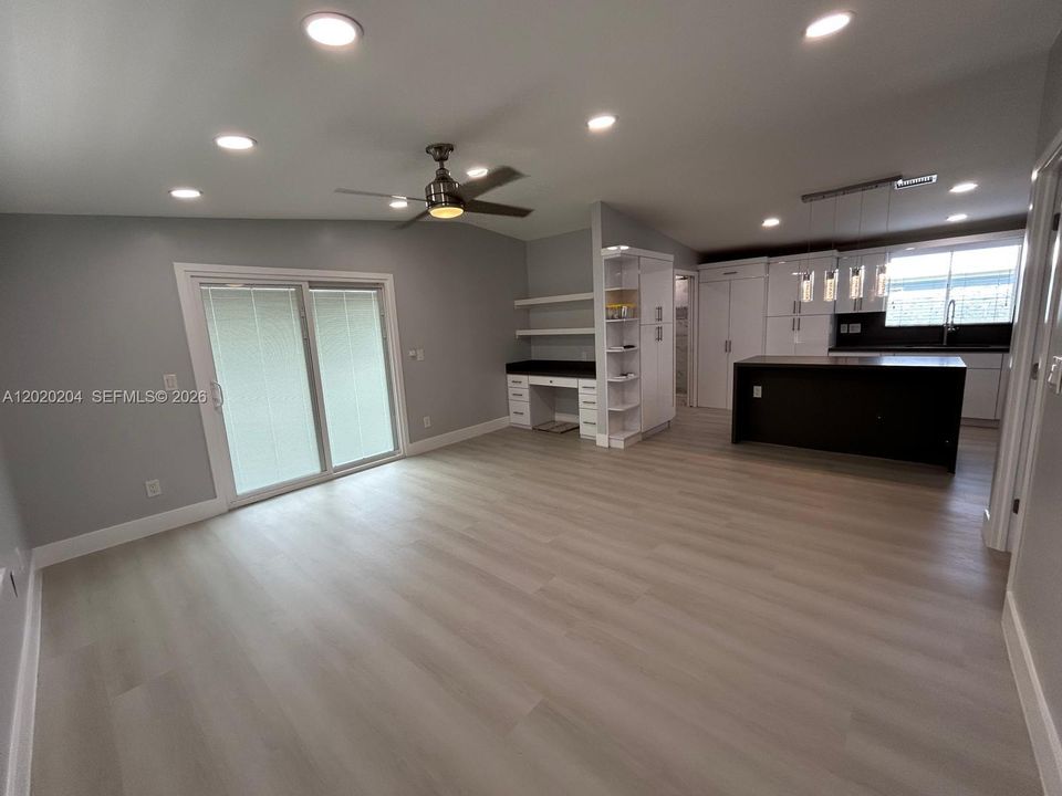 Active With Contract: $2,200 (1 beds, 2 baths, 724 Square Feet)