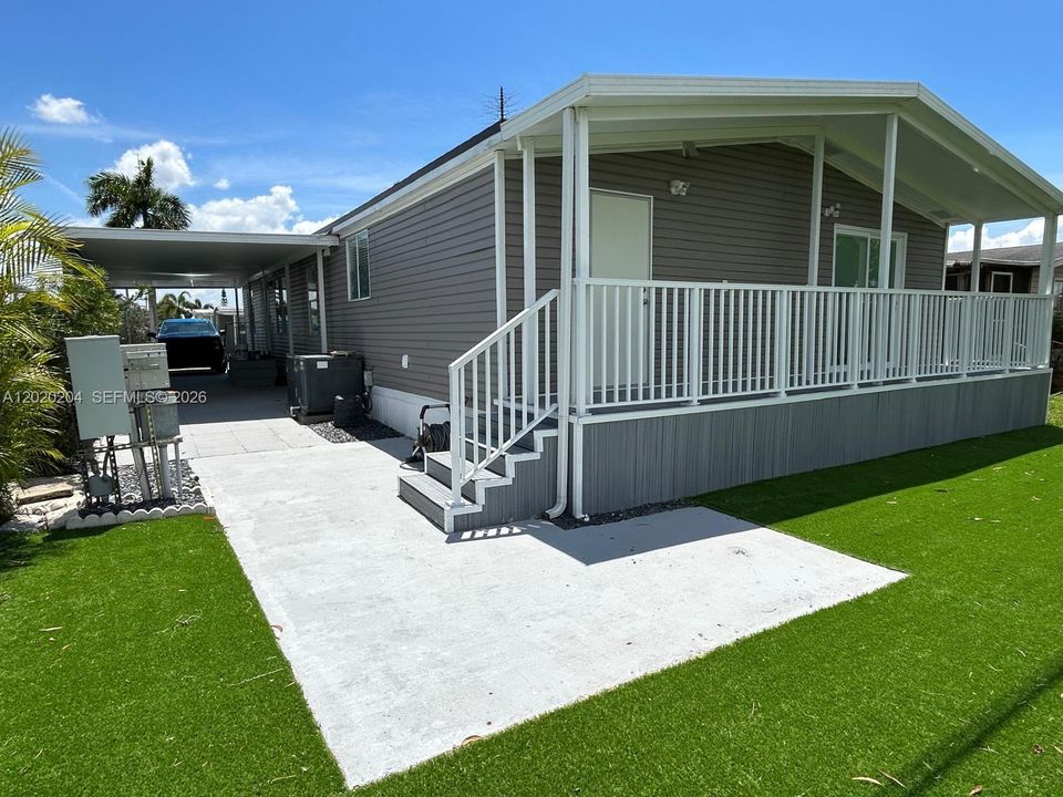Active With Contract: $2,200 (1 beds, 2 baths, 724 Square Feet)