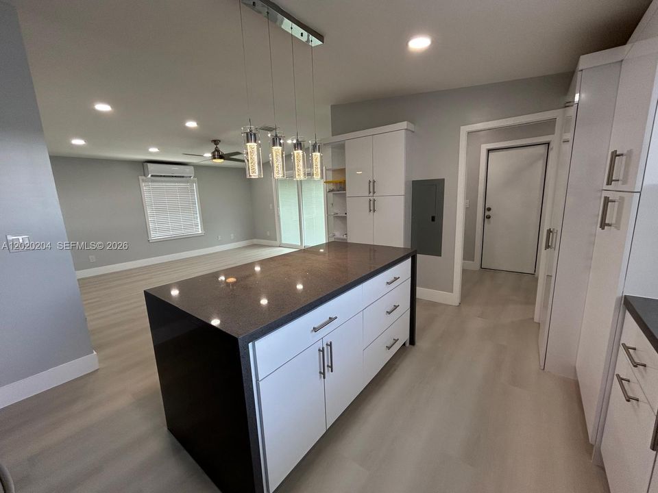 Active With Contract: $2,200 (1 beds, 2 baths, 724 Square Feet)