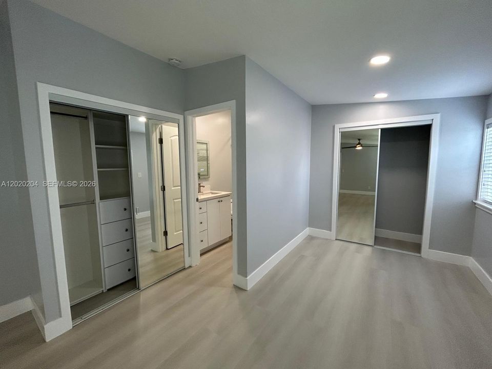 Active With Contract: $2,200 (1 beds, 2 baths, 724 Square Feet)