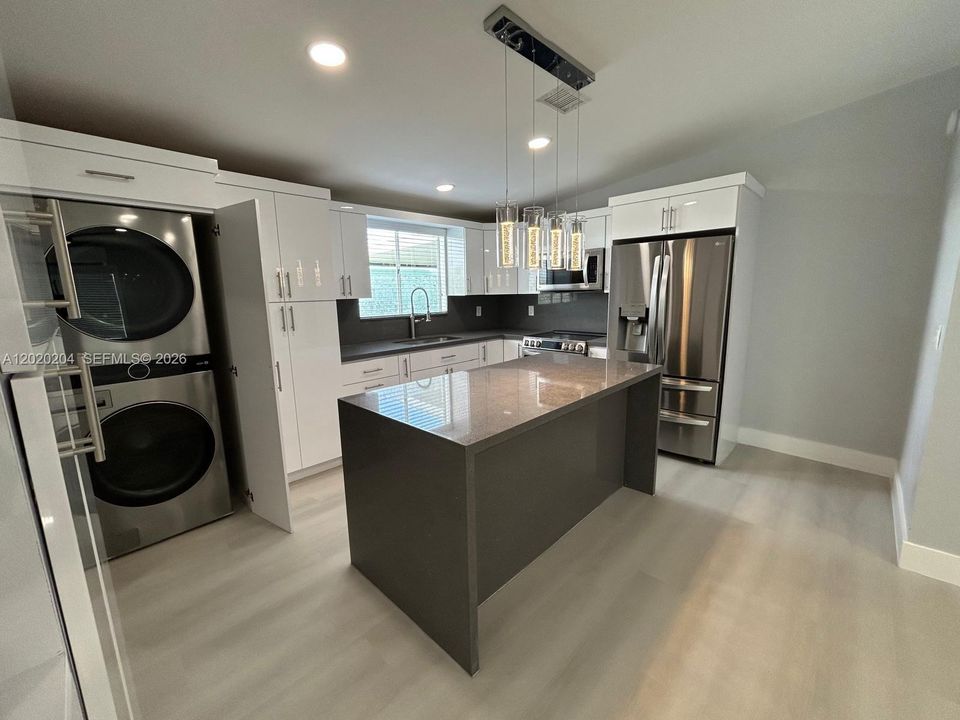 Active With Contract: $2,200 (1 beds, 2 baths, 724 Square Feet)
