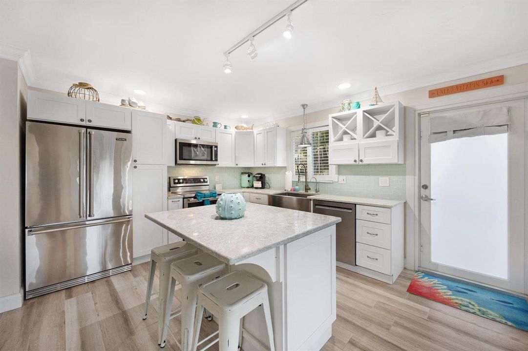 Kitchen & Entry