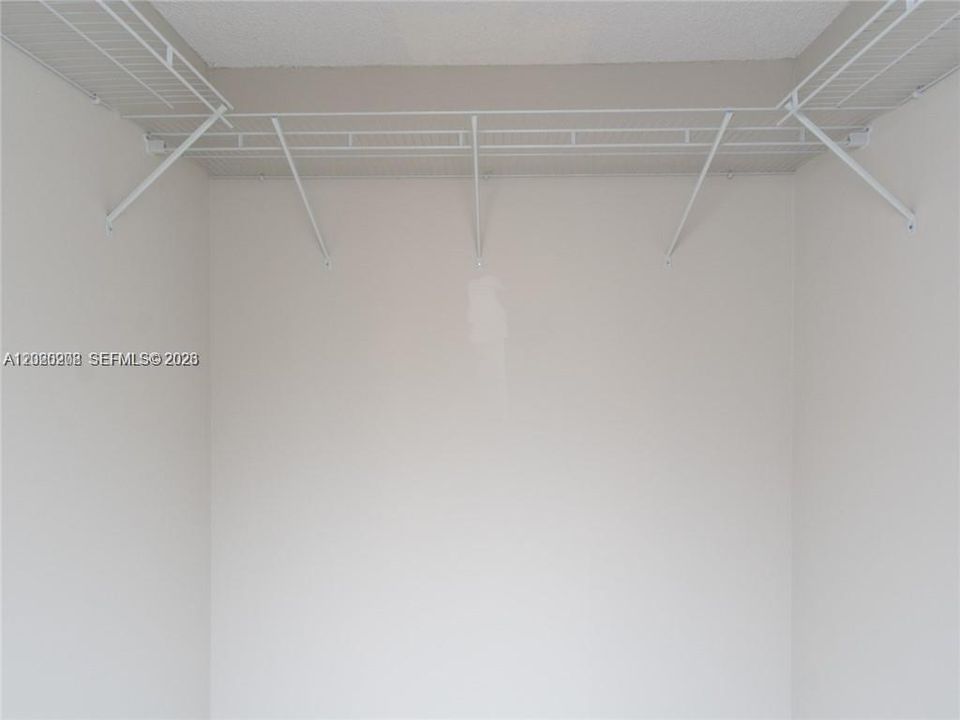 MASTER WALKING CLOSET
