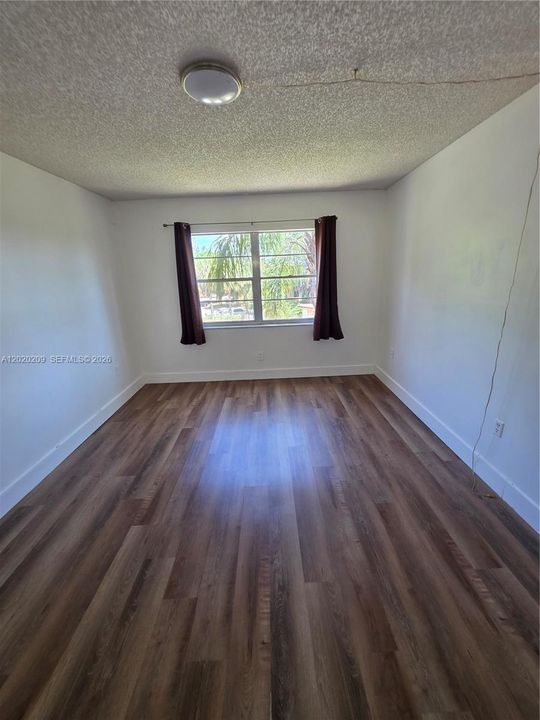 Active With Contract: $1,500 (1 beds, 1 baths, 695 Square Feet)