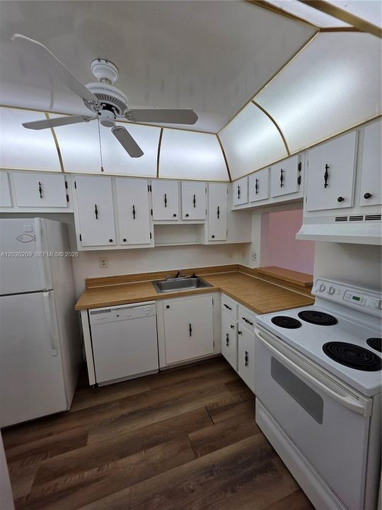 Active With Contract: $1,500 (1 beds, 1 baths, 695 Square Feet)
