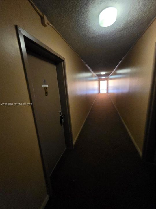 Active With Contract: $1,500 (1 beds, 1 baths, 695 Square Feet)