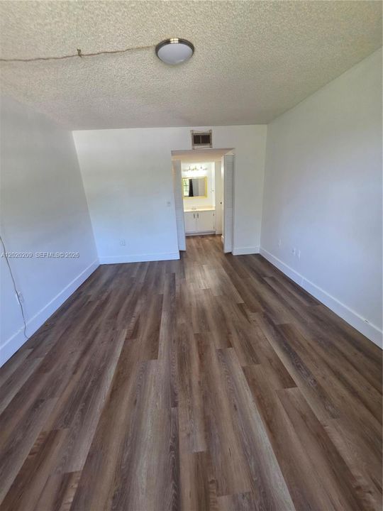Active With Contract: $1,500 (1 beds, 1 baths, 695 Square Feet)
