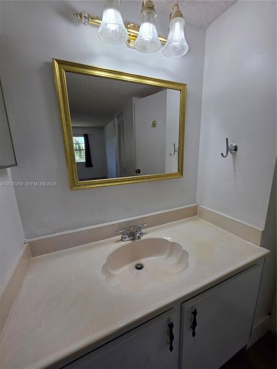 Active With Contract: $1,500 (1 beds, 1 baths, 695 Square Feet)