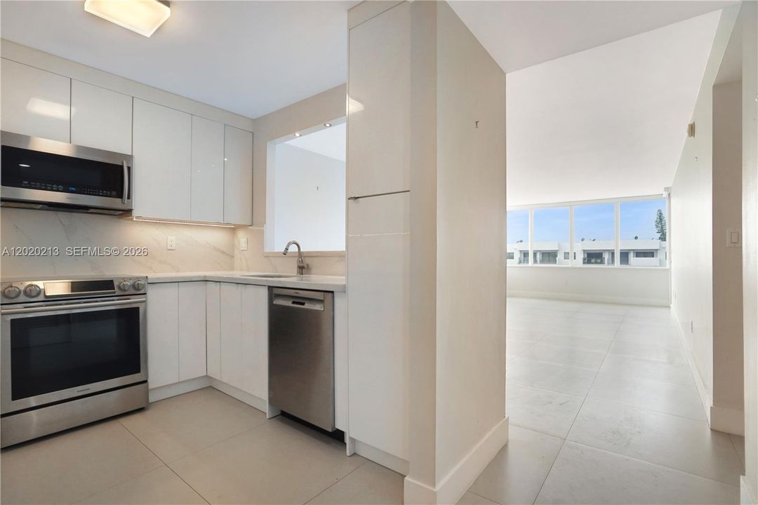 Active With Contract: $2,900 (2 beds, 2 baths, 1115 Square Feet)