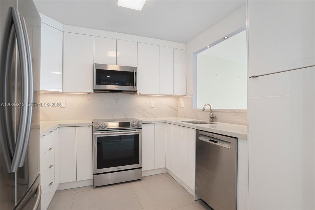 Active With Contract: $2,900 (2 beds, 2 baths, 1115 Square Feet)