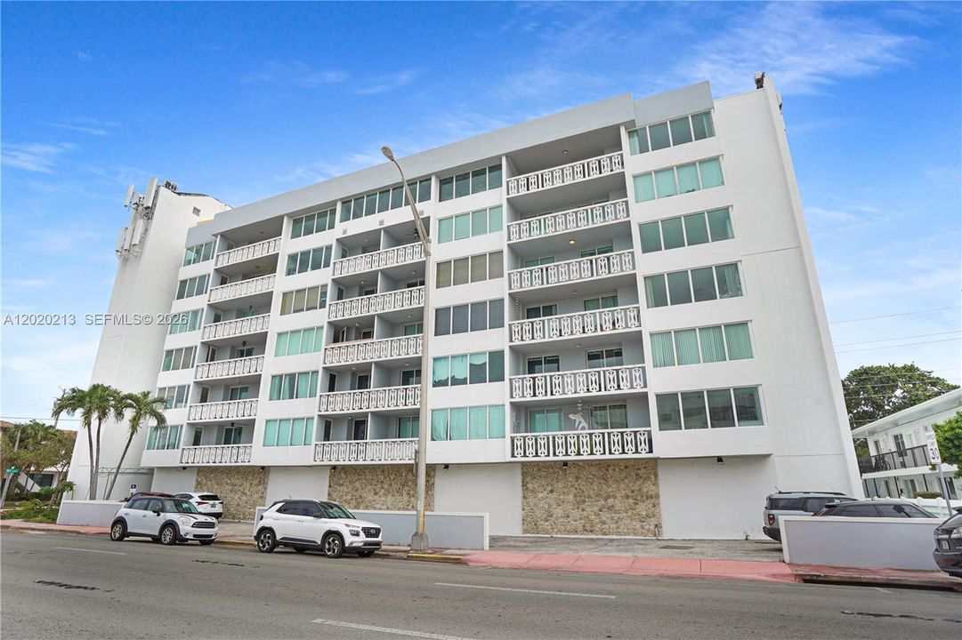 Active With Contract: $2,900 (2 beds, 2 baths, 1115 Square Feet)