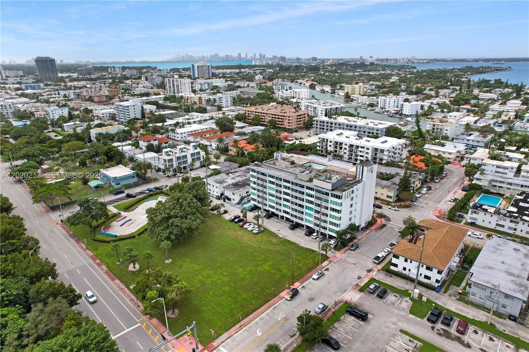 Active With Contract: $2,900 (2 beds, 2 baths, 1115 Square Feet)