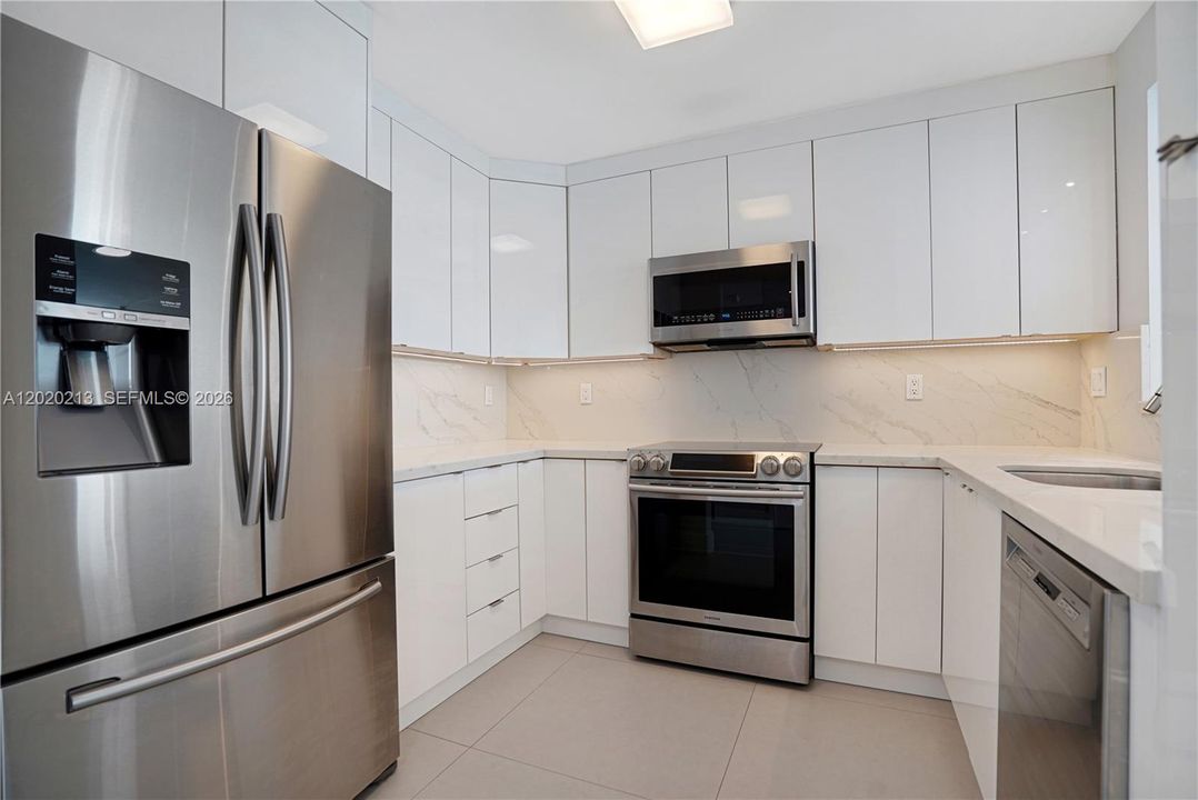 Active With Contract: $2,900 (2 beds, 2 baths, 1115 Square Feet)