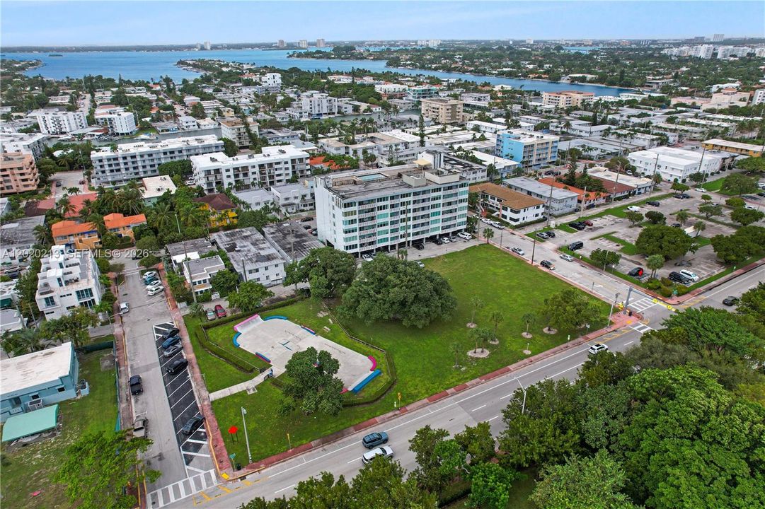Active With Contract: $2,900 (2 beds, 2 baths, 1115 Square Feet)