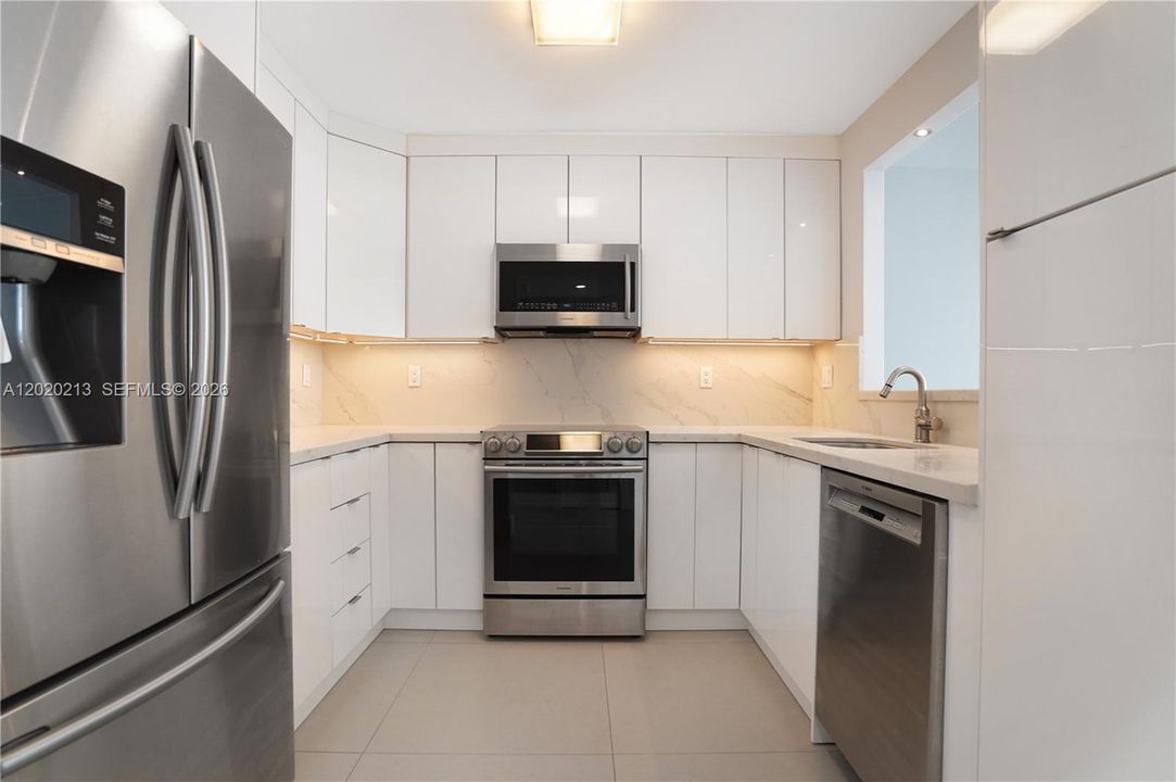 Active With Contract: $2,900 (2 beds, 2 baths, 1115 Square Feet)
